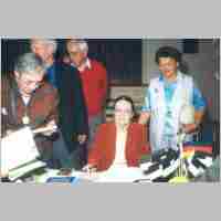 592-1236 Hauptkreistreffen 2002 Bad Nenndorf. Ruth Geede musste nach ihrer Lesung noch fleissig Buecher signieren (Foto I. Rudat).jpg